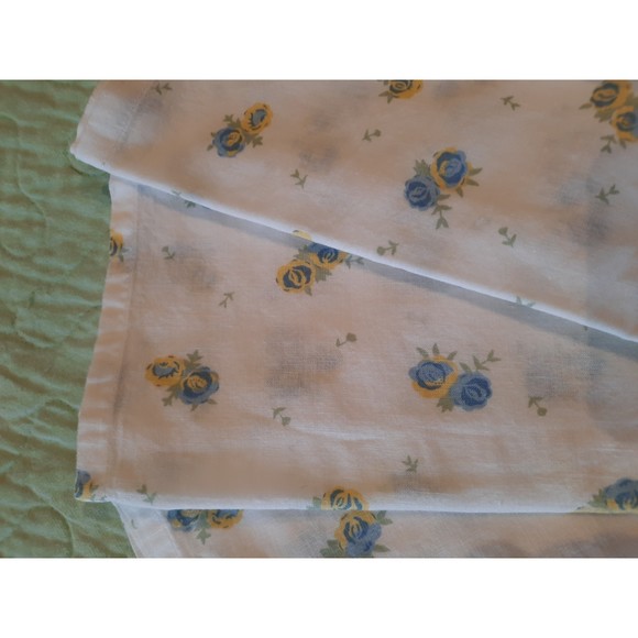 VTG Napkins, Tiny Blue Roses, 4 Vintage Table Napkins, Linens - Picture 4 of 7